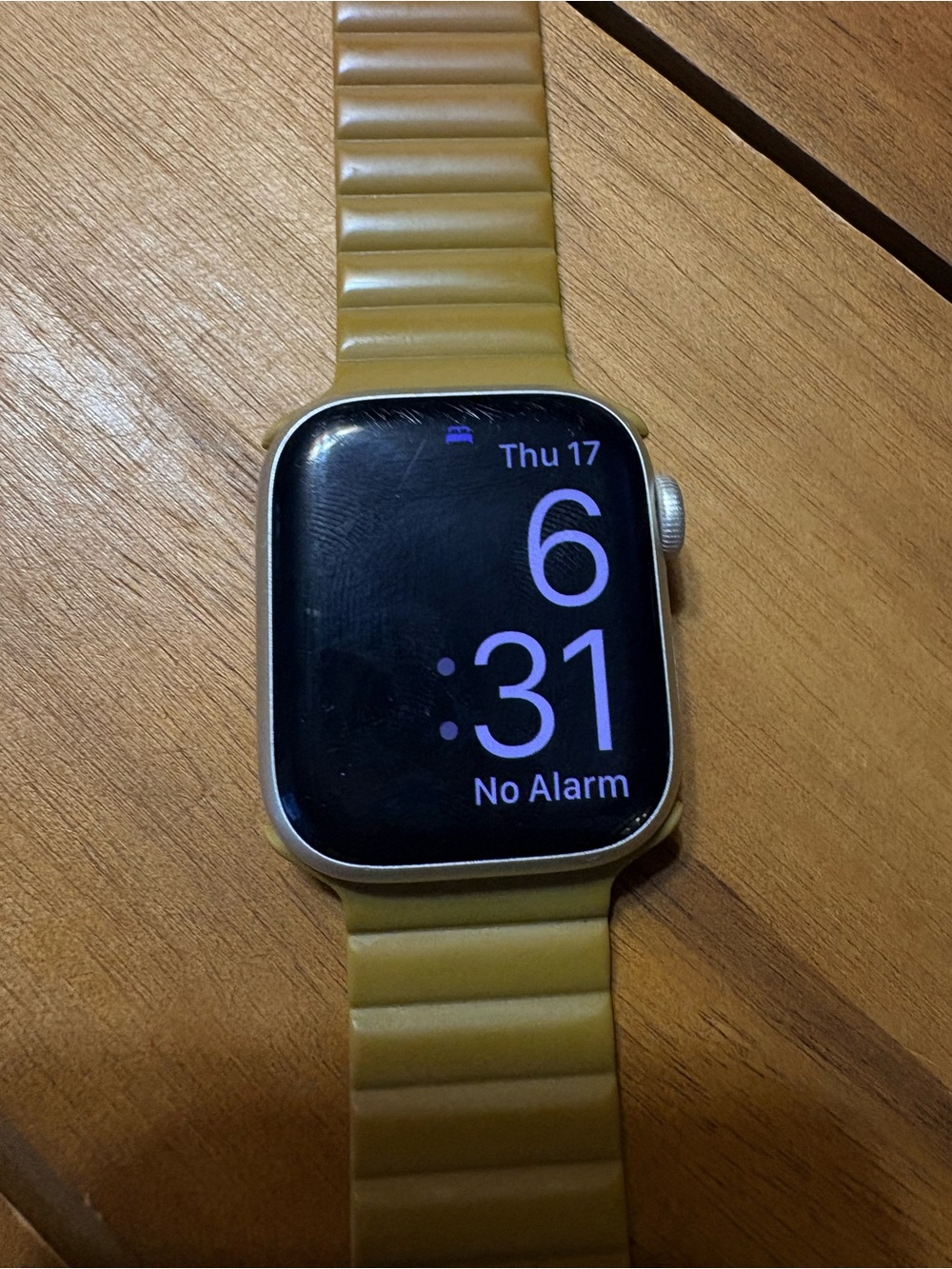 Apple Watch Series 8 starlight